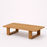 Mesa de centro rectangular de madera con diseño minimalista y acabado natural